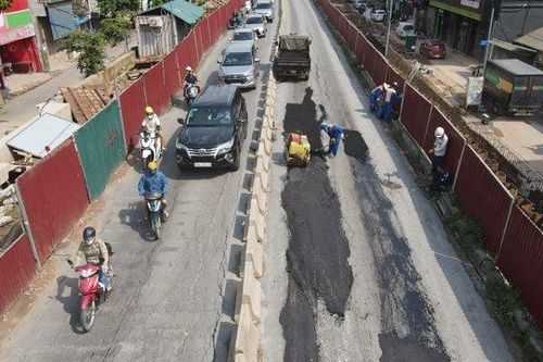 Mặt đường Âu Cơ được sửa chữa