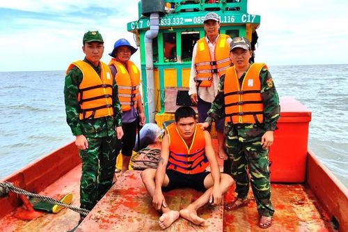 Biên phòng Cà Mau cứu người trôi dạt 3 ngày trên biển