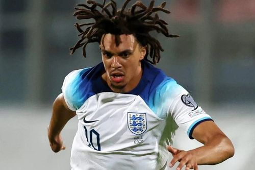 Alexander-Arnold đá tiền vệ, Southgate định học Pep?