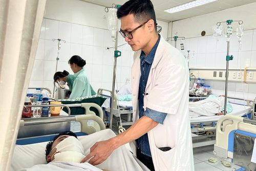 Cứu một người lao động bị thanh xà beng đâm xuyên cổ