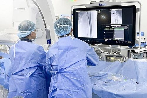 Thực hiện 4 kỹ thuật khó để cứu chân trái suýt hoại tử của nam bệnh nhân