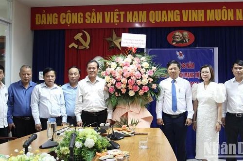 Lãnh đạo thành phố Đà Nẵng thăm, chúc mừng Báo Nhân Dân