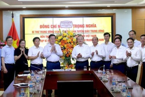 Đoàn công tác của Ban Tuyên giáo Trung ương thăm, chúc mừng các cơ quan báo chí và nhà báo lão thành