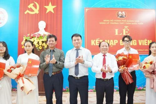 Quảng Ngãi kết nạp đảng cho 4 học sinh ưu tú