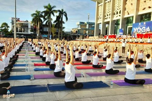 Gần 700 người đồng diễn hưởng ứng Ngày Quốc tế Yoga tại Quảng Trị
