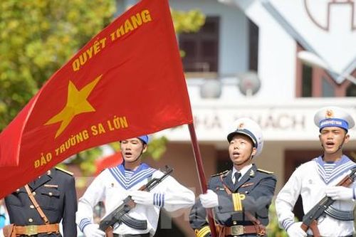 Hàng trăm sinh viên lần đầu hát Quốc ca ở Trường Sa