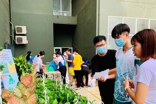 Sinh viên Ký túc xá ĐHQG TP. HCM hưởng ứng 'Đổi rác tái chế - Nhận cây xanh'
