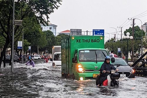 Mưa lớn, nhiều tuyến đường nội ô Bạc Liêu ngập nặng