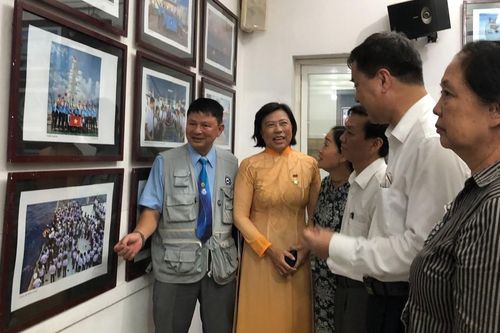 Triển lãm ảnh thời sự nghệ thuật 'Tuổi trẻ với Trường Sa'