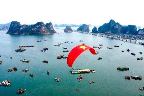 Ngắm khoảnh khắc cực 'chill' bay dù trên vịnh Hạ Long