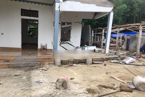 'Hố tử thần' xuất hiện giữa sân, nhà dân nứt toác ở Phú Thọ