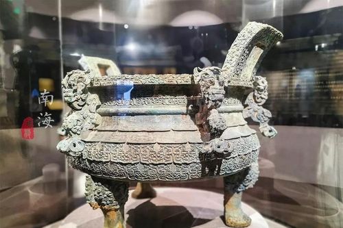 Nước hồ đột ngột rút, bất ngờ 'đụng trúng' bảo vật nghìn năm