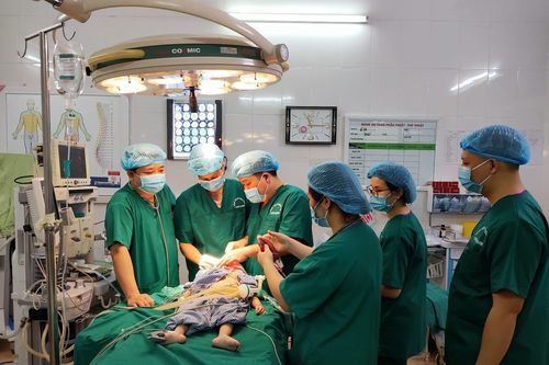 Bé 20 tháng tuổi lún sọ não sau khi ngã từ nhà sàn