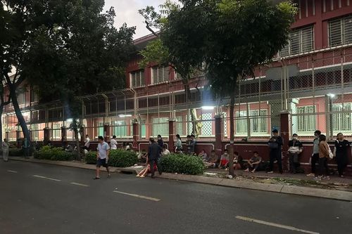 Phụ huynh TPHCM xếp hàng từ tờ mờ sáng xin học cho con