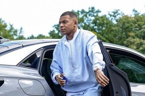 Kylian Mbappe ghi điểm phong cách thời trang năng động, giản đơn mà tinh tế