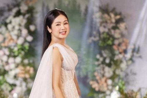 NSND Thu Hà trình diễn váy cưới trên sân khấu thời trang