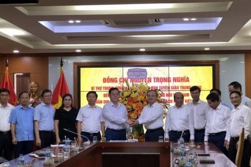 Trưởng Ban Tuyên giáo Trung ương Nguyễn Trọng Nghĩa chúc mừng các cơ quan báo chí và nhà báo lão thành