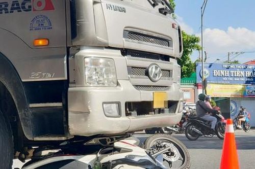 Bị xe ben kéo lê trên đường, người đàn ông chết thảm