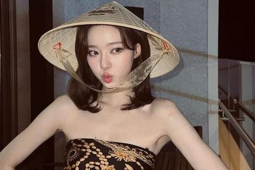 Dàn sao Hàn gây náo loạn Hội An, ăn bánh xèo và uống bia vỉa hè