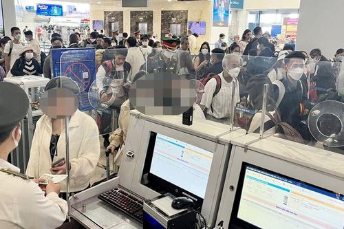 Cấm bay 1 năm nữ hành khách dùng giấy tờ giả