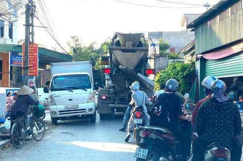Quảng Ninh: Chợ cóc gây ách tắc giao thông kéo dài nhiều năm