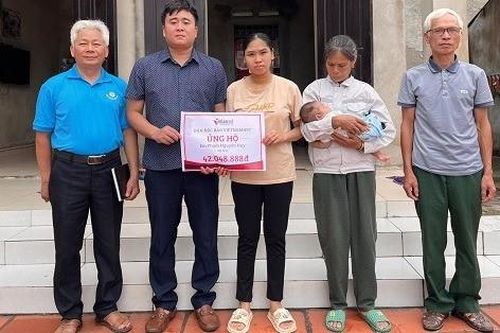 Bé Phạm Nguyễn Huy bị u nguyên bào thần kinh được ủng hộ hơn 42 triệu đồng