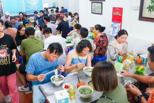 Quán phở 33 năm ở Hà Nội có món gân bò 'hiếm thấy', nước dùng ninh 21 tiếng