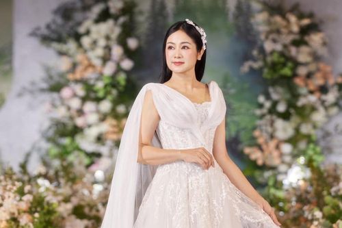 NSND Thu Hà diện váy cưới ở tuổi 54