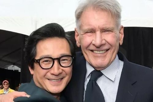 Diễn viên gốc Việt thắng Oscar ôm chặt tài tử Harrison Ford trên thảm đỏ