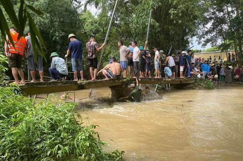 Đã tìm thấy thi thể cháu bé bị nước cuốn trôi ở Tân Cương