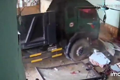 Xe tải lao vào nhà dân, chủ nhà thoát chết trong gang tấc