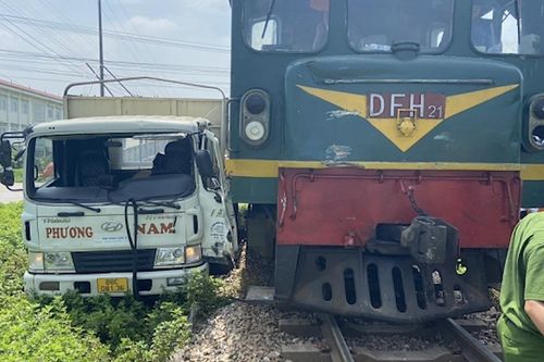 Vĩnh Phúc: Xe tải bị tàu hỏa đâm văng vì cố vượt qua đường ray