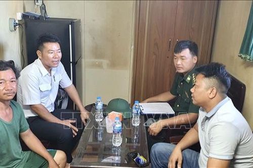 Cứu hai ngư dân gặp nạn trên biển