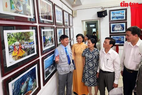 Triển lãm ảnh thời sự nghệ thuật 'Tuổi trẻ với Trường Sa'