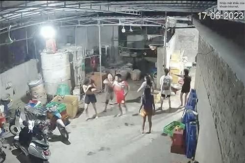 Điều tra vụ nam thanh niên xông vào ki-ốt đánh người, lột áo thiếu nữ
