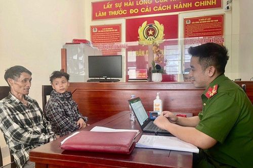 Nghệ An: 2 lao động đi bộ về quê sau nhiều tháng chủ không trả lương