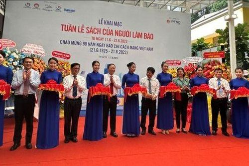 281 tựa sách của các nhà báo tiêu biểu được trưng bày tại 'Tuần lễ sách của người làm báo'
