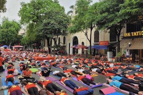 Vì sao hàng trăm người trải thảm, nằm giữa phố đi bộ Hồ Gươm?
