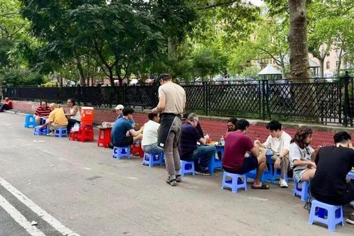 Dân mạng xôn xao hàng bún đậu mắm tôm được bán ngay trên vỉa hè New York