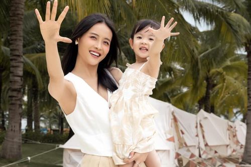 Mới chỉ 3 tuổi, con gái Trương Mỹ Nhân khiến dân tình 'tan chảy' bằng câu nói đầy tình cảm dành cho mẹ