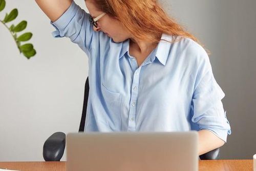 Mùa nóng, kiểm soát mồ hôi ở nơi làm việc thế nào để không rơi vào cảnh 'xấu hổ'