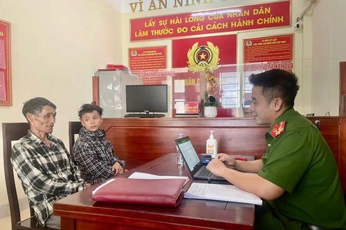 Bị chủ 'bùng' lương, 2 người đàn ông phải cuốc bộ về quê