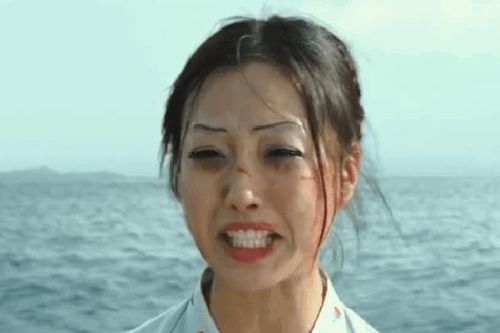 Go Min Si khác lạ trong phim đóng cùng Kim Hye Soo