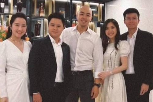 Bức ảnh tiết lộ mối quan hệ giữa vợ chồng Phan Thành và thiếu gia Hoàng Việt