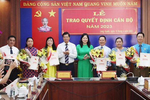 6 cán bộ TP. Long Xuyên nhận nhiệm vụ mới
