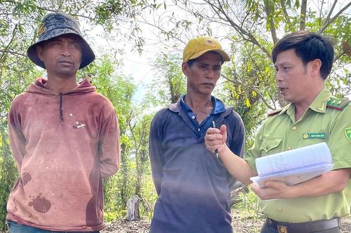 Chư Pưh giao khoán để bảo vệ rừng giáp ranh
