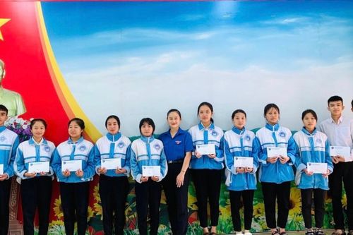 Huyện Đoàn Chư Păh tặng quà học sinh có hoàn cảnh khó khăn trước kỳ thi tốt nghiệp THPT