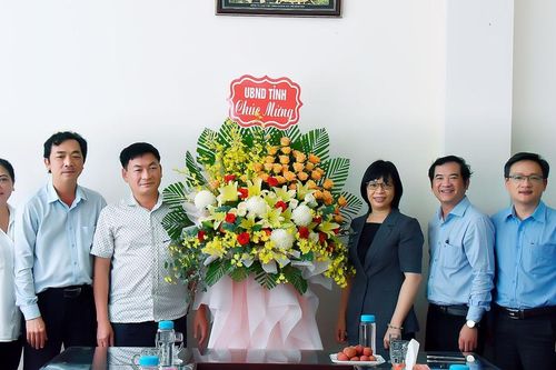 Phó Chủ tịch UBND tỉnh Nguyễn Thị Thanh Lịch thăm, chúc mừng các cơ quan báo chí nhân dịp 21-6