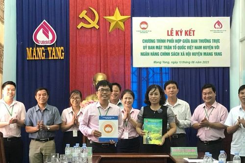 Ủy ban MTTQ Việt Nam huyện Mang Yang và Ngân hàng Chính sách xã hội ký kết chương trình phối hợp