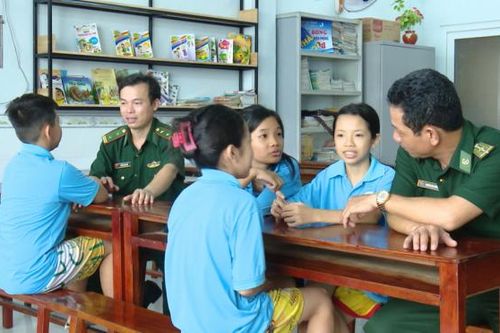 4 học sinh không tham của rơi
